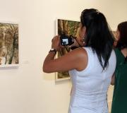 Dúas mozas fotografían e observan a exposición