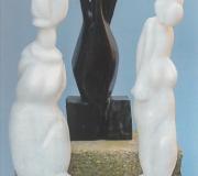 Mulleres brancas e negra. Ónix e lousa