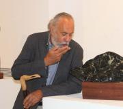 O escultor cunha das súas obras.