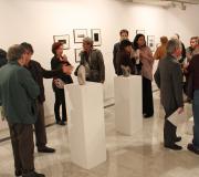 A sala B con parte dos asistentes contemplando as obras