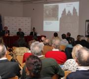 O conferenciante proxectou más dun centenar de imaxes