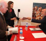O autor firmando a súa obra
