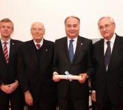 O presidente dos procuradores, Juan Carlos Estévez, tras ser distinguido pola Casa de Galicia.