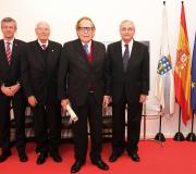 O economista e premio nacional de España, Ramón Tamames co se diploma acretitativo otorgado pola Casa de Galicia.