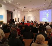 Un momento do acto, con público.