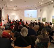 Un momento da presentación do libro, con público.