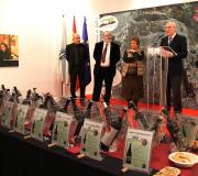 Gila, Paadín, Mijares e Ónega na presentación da Guía, con parte dos viños da cata en primero plano