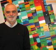 Fernando Lafuente cunha das súas obras