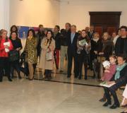 Amigos, familiares e público en xeral escoitan atentamente as intervencións na inauguración