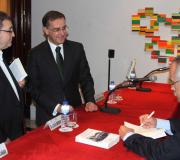 O autor firmando exemplares para os diputados Collarte e Ruano