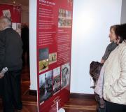 Público vendo a exposición.