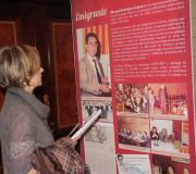 Unha asistente ao acto ante un dos paneis da exposición.