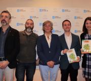 De esquerda a dereita: Pepe Solla, Orlando Lumbreras, Ana Rodríguez Barrena, Mariano Fisac e Laura Rodríguez Herrera, pouco antes da presentación.