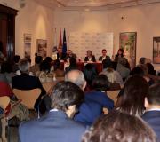 Máis dun centenar de persoas acudiron a Casa de Galicia a presentación do libro Entre copas.
