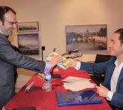 Fisac firmando exemplares.