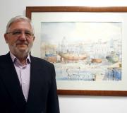 Miguel Ángel Camarero cunha das súas acuarelas.