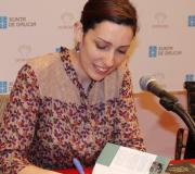 Muñiz asinando libros.