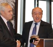 Lage entrega a vieira de prata a José Ramón Ónega.