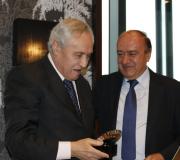 Recibindo a vieira do nomeamento.