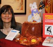 Pepa Martín con algúns dos seus contos e personaxes.
