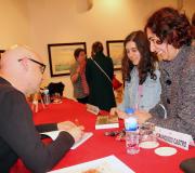 Asinando libros.