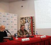 Azar (esquerda) e Jiménez co poema proxectado.