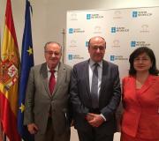 Na imaxe, de esquerda a dereita, Gaspar de Vicente (tesoureiro); Julio Lage (presidente); e María José Pintor (secretaria)