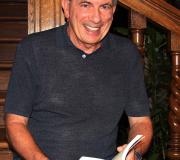 O autor, Miguel Losada, co seu libro na Casa de Galicia.