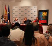 A presentación do libro de Miguel Losada con parte do público.