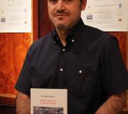 Luis Miguel Sánchez cun exemplar do seu libro.