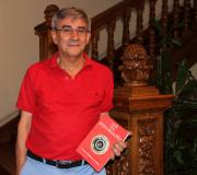 Francisco Rodríguez Pastoriza co seu libro, Qué es la fotografía, na escaleira da Casa.