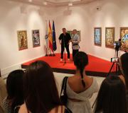 Presentación, con público.