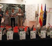 Paadín, Mijares R. Zarraquiños e Ónega,  na la presentación co lagar de Oimbra de fondo e parte dos vinos dispostos para a súa cata.
