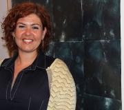 Nuria Pena ante unha das súas obras.