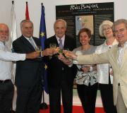 Xurxo Lobato, Juan Gil, José Ramón Ónega, Marisol Soengas, MªTeresa Miras e César Antonio Molina, brindan polo éxito da exposición con viño de Rías Baixas.