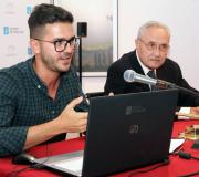O conferenciante, centrándose nos seus propios estudos, aportou datos novedosos sobre Rosalía.