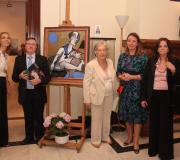 Jiménez e familiares de Garcés á beira dun autorretrato.