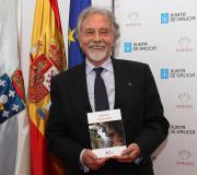 O autor Alfredo Puy coa súa obra.