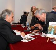 Alfredo Puy firmando exemplares do seu libro.