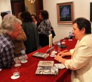García Negro asinando exemplares do libro.