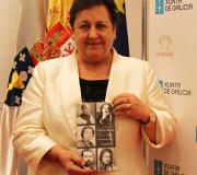 Pilar García Negro mostra o libro.