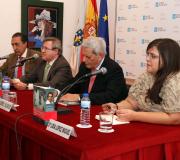 Os presentadores na mesa. Intervén Jiménez.