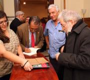 Araguas asinando exemplares do libro.