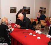A autora firmando exemplares do seu libro.