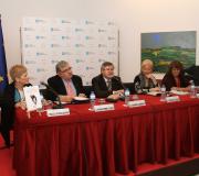 Na mesa, Rosalía Castiñeiras, Rafael Permuy, Ramón Jiménez, Rosa M. Milleiro, Julia León e Basilio R. Cañada , de esquerda a dereita.
