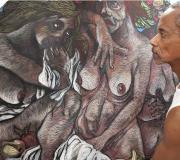 Imagen del artista Omar Kessel ante una de sus creaciones