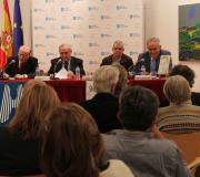 A mesa con parte do público que acudiu á presentación do libro de Eiré.