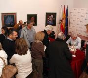O autor firmando exemplares.