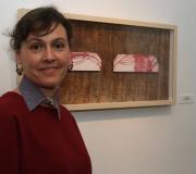 Isabel Somoza ante a súa obra de puños realizados por xilografía, auforte e gravado matérico.