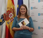 Yolanda López, pousando co poemario.